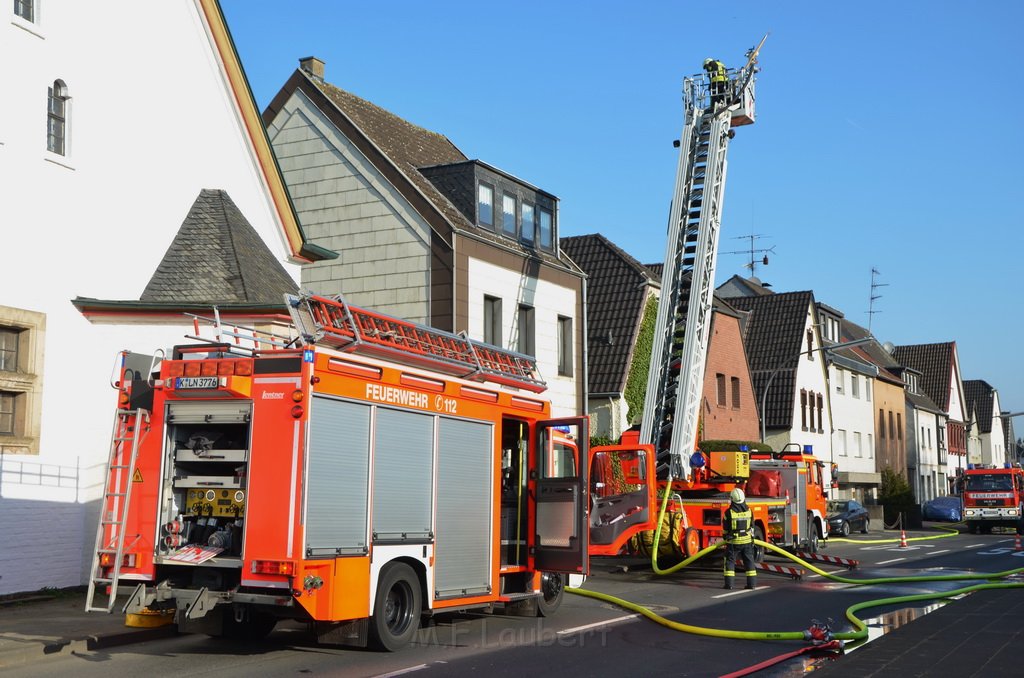 Feuer 3 Dachstuhlbrand Koeln Rath Heumar Gut Maarhausen Eilerstr P115.JPG